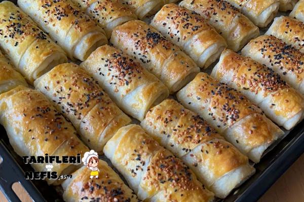 Kapış Kapış Biten Kıymalı Börek Tarifi