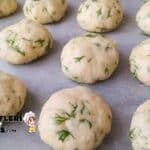 Ağızda Dağılan Kıyır Kıyır Gevrek Dereotlu Peynirli Poğaça Tarifi