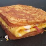 5 Dakikada Tavada Yumurtalı Tost Tarifi