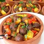 Güveçte Soslu Sebzeli Misket Köfte