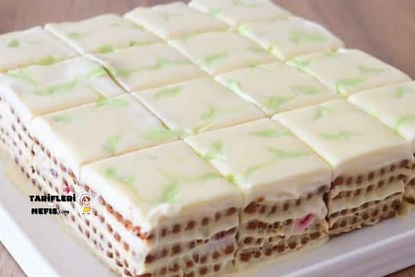 Fırınsız Bisküvili Meyveli Pasta Tarifi