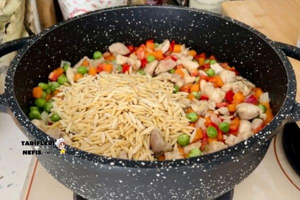 Tek Tencerede Tavuklu Arpa Şehriye Pilavı