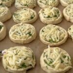 Yumuşacık Sarımsaklı Kaşar Peynirli Çörek Tarifi