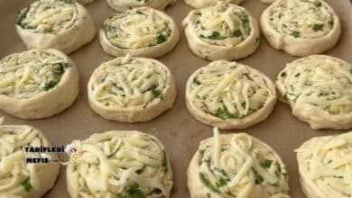 Yumuşacık Sarımsaklı Kaşar Peynirli Çörek Tarifi