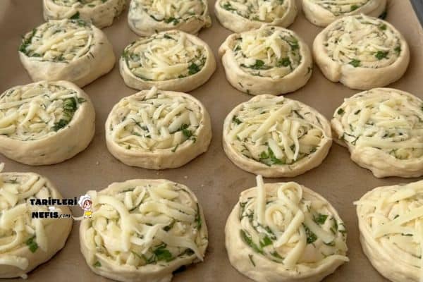 Yumuşacık Sarımsaklı Kaşar Peynirli Çörek Tarifi