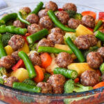 Rengarenk sebzelerle hazırlanmış, lokum kıvamında köfteli fırın yemeği