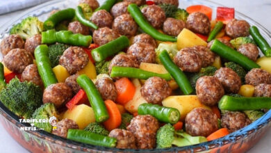 Rengarenk sebzelerle hazırlanmış, lokum kıvamında köfteli fırın yemeği