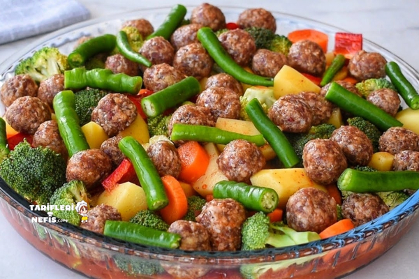 Rengarenk sebzelerle hazırlanmış, lokum kıvamında köfteli fırın yemeği