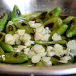 Tavada közlenmiş balık biberi turşusu, sarımsaklı ve zeytinyağlı lezzetli ev yapımı turşu