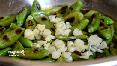 Tavada közlenmiş balık biberi turşusu, sarımsaklı ve zeytinyağlı lezzetli ev yapımı turşu