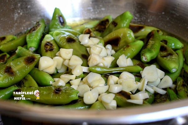 Tavada közlenmiş balık biberi turşusu, sarımsaklı ve zeytinyağlı lezzetli ev yapımı turşu