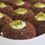 Ortası beyaz çikolatalı kakaolu irmik tatlı topları