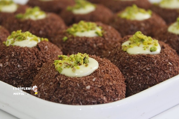 Ortası beyaz çikolatalı kakaolu irmik tatlı topları