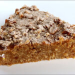 Tarçınlı elmalı irmikli kek, ceviz serpilmiş yumuşak dokulu ev yapımı kek