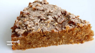 Tarçınlı elmalı irmikli kek, ceviz serpilmiş yumuşak dokulu ev yapımı kek