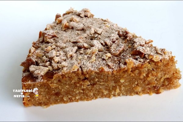 Tarçınlı elmalı irmikli kek, ceviz serpilmiş yumuşak dokulu ev yapımı kek