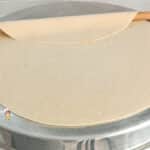 İki tepsi yöntemiyle pişirilen ev yapımı beyaz erişte yufkası