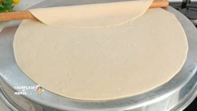 İki tepsi yöntemiyle pişirilen ev yapımı beyaz erişte yufkası