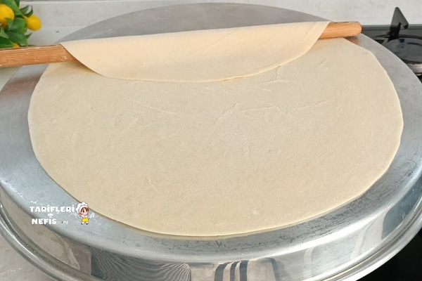 İki tepsi yöntemiyle pişirilen ev yapımı beyaz erişte yufkası