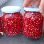 Kavanozlarda vakumlanmış ev yapımı nar suyu ve kompostosu