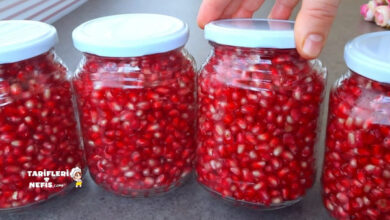 Kavanozlarda vakumlanmış ev yapımı nar suyu ve kompostosu