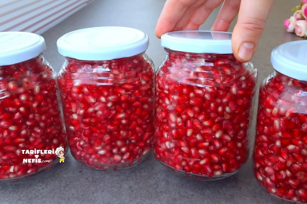 Kavanozlarda vakumlanmış ev yapımı nar suyu ve kompostosu