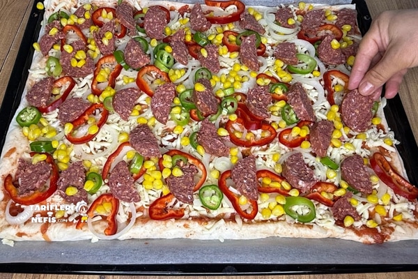 Evde kolayca yapılan hazır yufkadan pizza tarifi