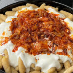 Yoğurt soslu ve karamelize soğanlı İmir dolması, geleneksel bulgur köftesi tarifi