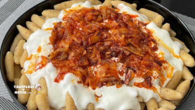 Yoğurt soslu ve karamelize soğanlı İmir dolması, geleneksel bulgur köftesi tarifi