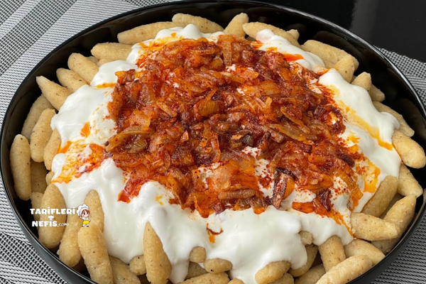 Yoğurt soslu ve karamelize soğanlı İmir dolması, geleneksel bulgur köftesi tarifi