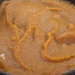 Kıvamı tam tutmuş, üzeri Antep fıstıklı ev yapımı irmik helvası tarifi