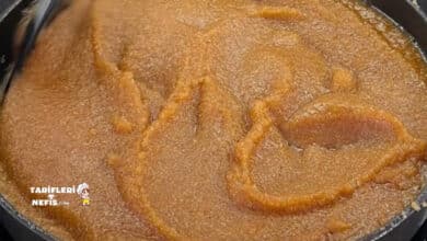 Kıvamı tam tutmuş, üzeri Antep fıstıklı ev yapımı irmik helvası tarifi