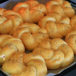 Kabarmaya doymayan düğüm şeklinde kaşarlı poğaça