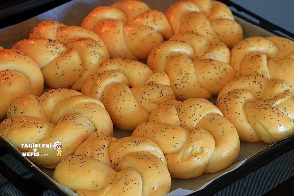 Kabarmaya doymayan düğüm şeklinde kaşarlı poğaça