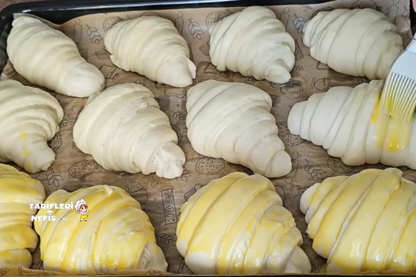 Pul pul ayrılan ev yapımı kruvasan hamur işi