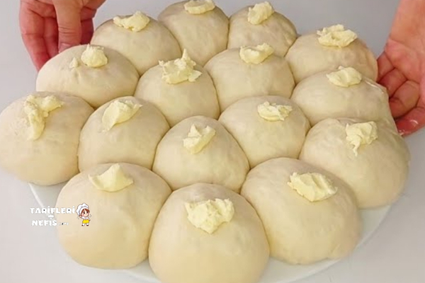 Pul pul dökülen kat kat ayrılan tereyağlı poğaça