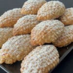 Altın rengi kızarmış, içi tarçınlı elma dolgulu katıyağsız elmalı kurabiye tarifi