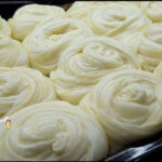 Çıtır dışlı, yumuşak içli, kat kat ayrılan katmer poğaça