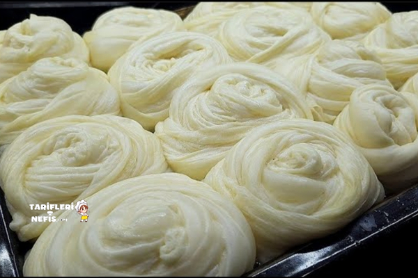 Çıtır dışlı, yumuşak içli, kat kat ayrılan katmer poğaça