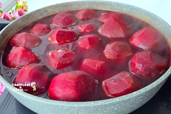 Sarımsaklı ve sirkeli ev yapımı kırmızı pancar turşusu