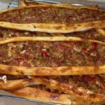 Fırından yeni çıkmış, çıtır kenarlı, içi bol malzemeli ev yapımı kıymalı pide tarifi