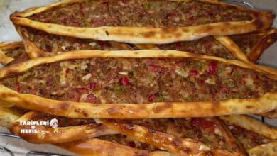 Fırından yeni çıkmış, çıtır kenarlı, içi bol malzemeli ev yapımı kıymalı pide tarifi