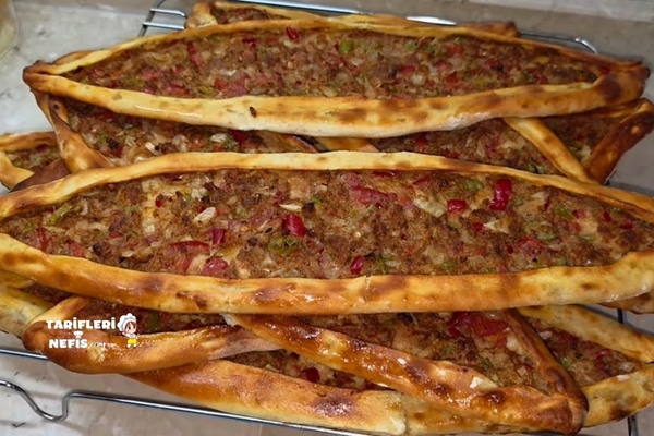 Fırından yeni çıkmış, çıtır kenarlı, içi bol malzemeli ev yapımı kıymalı pide tarifi