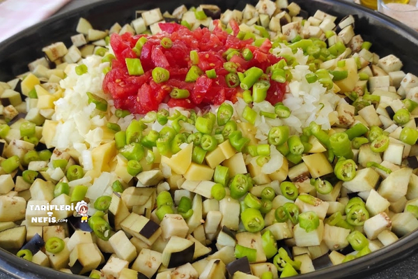 Kolay hazırlanan kıymalı sebzeli ana yemek