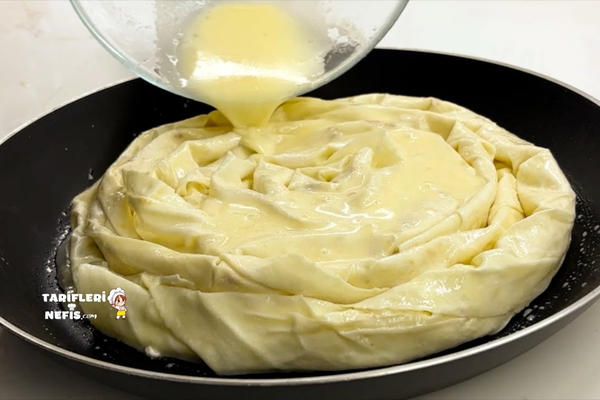 Az malzemeli, pratik kolay tava böreği veya gül böreği