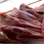 Altın renkli et suyunda haşlanmış lokum gibi yumuşak kuzu eti