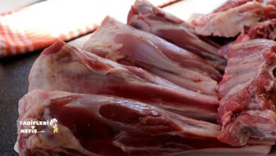 Altın renkli et suyunda haşlanmış lokum gibi yumuşak kuzu eti