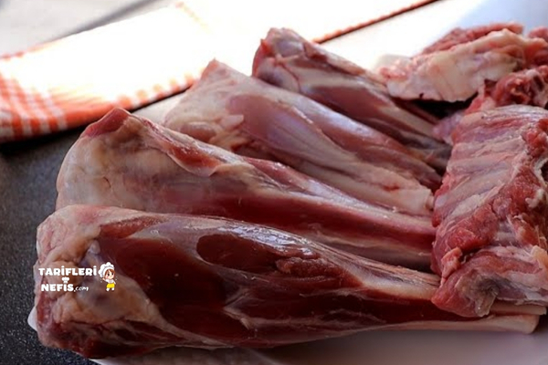 Altın renkli et suyunda haşlanmış lokum gibi yumuşak kuzu eti