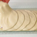 Sadece un, su ve tuz ile hazırlanan çıtır çıtır mayasız kat kat börek, pul pul dökülen nefis kol böreği