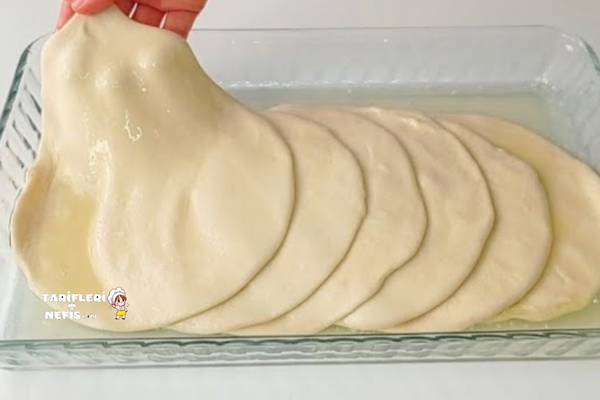 Sadece un, su ve tuz ile hazırlanan çıtır çıtır mayasız kat kat börek, pul pul dökülen nefis kol böreği